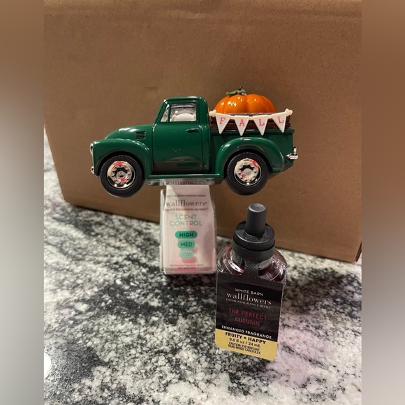Bath and Body Works Fall Pumpkin Truck Plug and Scent bundle - Picture 7 of 11
